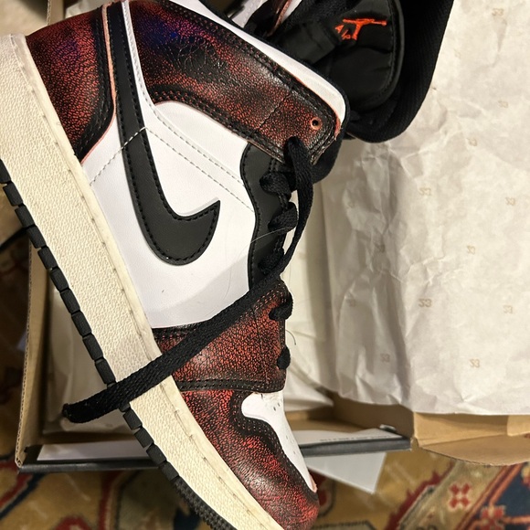 Air Jordan 1 SE
Size 5.5 - Picture 4 of 7